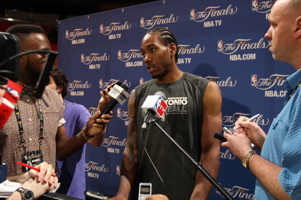 愿无大碍，蒯纪闻谢场时被拍到手臂缠着绷带（希望无恙，蒯纪闻赛后致谢时被目击手臂缠绷带）