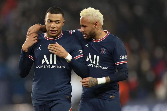 成都蓉城教练组现场观战中韩战，徐正源、金亨镒在场（中韩之战看台现身：成都蓉城教练组观战，徐正源、金亨镒到场）