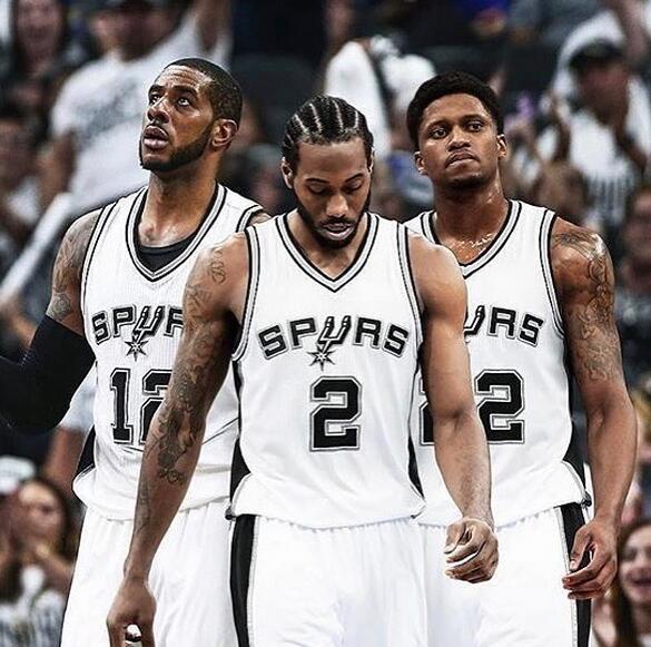 大罗与阿尔卡拉斯切磋网球，还赠送其签名巴西球衣（大罗携手阿尔卡拉斯网球过招，现场赠送签名巴西队球衣）