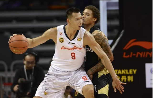 现场观赛，弗洛伦蒂诺和齐达内出席在伯纳乌举行的NFL海外赛（弗洛伦蒂诺与齐达内现身伯纳乌 观战NFL海外赛）